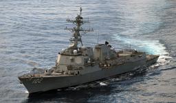 El destructor lanzamisiles USS Sampson navega cerca de la costa colombiana en el océano Pacífico.