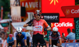El INEOS volvió a triunfo en La Vuelta con Ben Turner