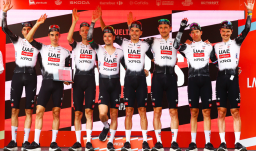 El UAE dio clases de ciclismo y se quedó con la crono por equipos en La Vuelta 2025