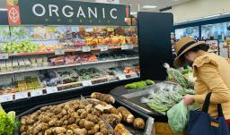 Una mujer compra productos frescos en un supermercado de Alhambra, California, en septiembre.