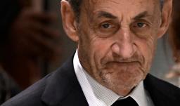 El expresidente francés Nicolas Sarkozy abandona el Tribunal de París tras conocerse el veredicto de su juicio por financiación ilegal de su campaña presidencial de 2007 con fondos procedentes de Libia.