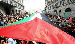 La gente marcha con una bandera palestina gigante durante una huelga nacional «Bloqueemos todo» en solidaridad con los palestinos de Gaza y para pedir el cese del envío de armas a Israel, en Roma, el 22 de septiembre. El sindicato USB ha organizado una huelga general nacional de 24 horas en todos los sectores para exigir al Gobierno que rompa inmediatamente las relaciones con el Estado de Israel, en solidaridad con el pueblo palestino y la Flotilla Global Sumud.