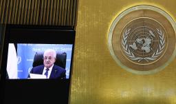 El presidente de la Autoridad Palestina, Mahmoud Abbas, habla por videoconferencia durante la Asamblea General de las Naciones Unidas (AGNU) en la sede de las Naciones Unidas. 