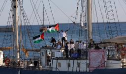 El primer barco «Sirius» de una flotilla civil, que transporta activistas pro palestinos y ayuda humanitaria y cuyo objetivo es romper el bloqueo israelí de la Franja de Gaza, zarpa del puerto de Barcelona.