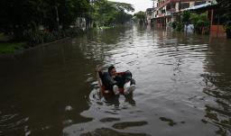 Persona en medio de inundación.