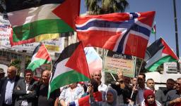Palestinos de Cisjordania marchan para celebrar el reconocimiento de su Estado