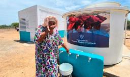 Mujer de la comunidad de Manaure utilizando el sistema de agua potable entregado por el Ministerio de Vivienda