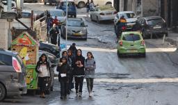 Estudiantes palestinos caminan por una calle del campo de refugiados de Shuafat, en Jerusalén Este. 