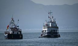 Un barco (R), conocido como «La Familia» y que forma parte de la Flotilla Global Sumud, está anclado frente a la costa del pueblo de Sidi Bou Said. 