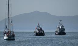 Un barco (R), conocido como «La Familia» y que forma parte de la Flotilla Global Sumud, está anclado frente a la costa del pueblo de Sidi Bou Said. 