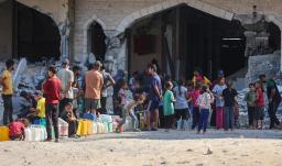 Los palestinos desplazados por el conflicto hacen cola para recoger agua en el complejo residencial Hamad City, construido por Catar, en el noroeste de Jan Yunis, en el sur de la Franja de Gaza.