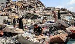 Palestinos registran los escombros de la torre al-Ghafari tras su destrucción por los ataques aéreos israelíes en la ciudad de Gaza el 15 de septiembre de 2025. El ejército israelí había anunciado el 9 de septiembre que actuaría con «gran fuerza» en la ciudad de Gaza y ordenó a los residentes que abandonaran la zona, al tiempo que intensificaba su mortífero asalto al mayor centro urbano del territorio palestino.  Traducción realizada con la versión gratuita del traductor DeepL.com