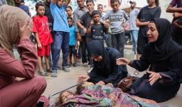 Los familiares lloran junto a los cadáveres de Layan, de 2 años, e Iman Salem, de 5, que murieron en los ataques israelíes contra su tienda de campaña en el barrio de Al-Nasr, en el hospital Al-Shifa de la ciudad de Gaza.