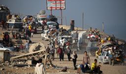 Los palestinos desplazados se desplazan con sus pertenencias hacia el sur por una carretera en la zona del campo de refugiados de Nuseirat, en el centro de la Franja de Gaza, tras las nuevas órdenes de evacuación de Israel para la ciudad de Gaza.