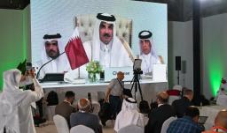 Los periodistas siguen el discurso del emir de Catar, el jeque Tamim bin Hamad Al-Thani, en el centro de prensa, durante la inauguración de la cumbre árabe-islámica de emergencia de 2025 en Doha. 