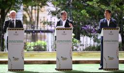 El presidente de Brasil, Luiz Inácio Lula da Silva, el presidente de Colombia, Gustavo Petro, y el presidente de Bolivia, Luis Arce Catacora, emiten una declaración conjunta durante la Cumbre de la Organización del Tratado de Cooperación Amazónica (OTCA) en Bogotá.
