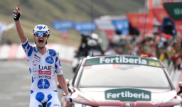Jay Vine volvió a ganar en La Vuelta mientras Vingegaard se volvió a vestir de rojo