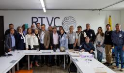 Hollman Morris junto a extrabajadores de Inravisión. / Foto: RTVC.