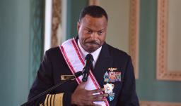 El jefe del Comando Sur de los Estados Unidos, almirante Alvin Holsey, gesticula tras ser condecorado con la Orden al Mérito del Comando de las Fuerzas Militares «Gral. Div. Bernardino Caballero» en el grado de Gran Cruz en el Palacio de Gobierno de Asunción.