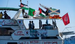 Miembros del grupo de barcos de la Flotilla Global Sumud hacia Gaza se ven amarrados en la pequeña isla de Koufonisi, al sur de la isla de Creta.