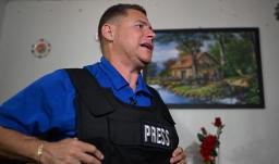 Periodista denuncia aislamiento y tortura psicológica tras ser detenido mientras transmitía protesta contra Trump