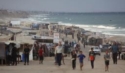 Los palestinos desplazados comienzan su día en un campamento improvisado junto a la playa en la ciudad de Al-Zawayda, cerca de Deir al-Balah, en el centro de la Franja de Gaza. 