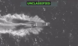 Lancha bombardeada por Estados Unidos en el Pacífico.