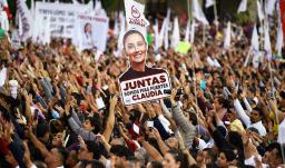 Los partidarios de la nueva presidenta de México, Claudia Sheinbaum, asisten a una ceremonia en la que ella recibe un bastón ceremonial de manos de los pueblos indígenas en la plaza del Zócalo de la Ciudad de México.