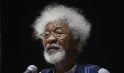 El escritor nigeriano Wole Soyinka habla durante una conferencia para conmemorar el 50 aniversario del fin de la Guerra Civil de Nigeria en Lagos. 