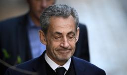 El expresidente francés Nicolas Sarkozy abandona su residencia para presentarse en la prisión de La Santé, donde cumplirá una condena de cinco años tras ser declarado culpable de conspiración criminal por un plan para que el difunto dictador libio Muamar el Gadafi financiara su campaña electoral de 2007, en París.