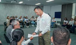 Con profundo respeto, el ministro @PedroSanchezCol  entregó cartas de condolencias a 21 familias víctimas de ejecuciones extrajudiciales en Casanare. Cada carta fue más que un gesto protocolario: representó un acto de humanidad, un mensaje de reconocimiento y de verdad frente a un dolor que nunca debió existir.