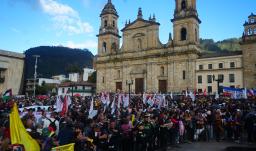 unto a miles de ciudadanos que llenaron la Plaza de Bolívar en Bogotá en una gran concentración en respaldo al presidente Petro