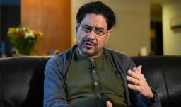 El senador colombiano Iván Cepeda habla durante una entrevista con la AFP en su apartamento de Bogotá.