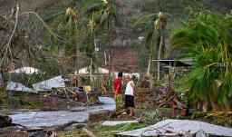 Una familia de la localidad de El Cobre, en la provincia de Santiago de Cuba, permanece en su casa destruida tras el paso del huracán Melissa.
