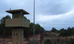 Torre de vigilancia y cercado de separación en la Base Militar extranjera como quiere instalar Daniel Noboa