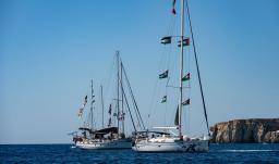 Miembros del grupo de barcos de la Flotilla Global Sumud hacia Gaza se ven amarrados en la pequeña isla de Koufonisi, al sur de la isla de Creta.