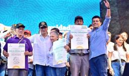 Presidente junto adultos mayores. / Foto: Departamento de Prosperidad Social.