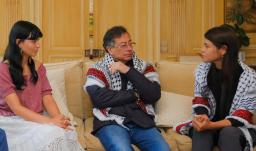 Petro con Luna Barreto y Manuela Bedoya. / Foto: Presidencia.