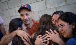 Los colombianos, 16 hombres y una mujer, ingresaron al país por el puente internacional Atanasio Girardot, en Norte de Santander, donde fueron recibidos por sus familias y sometidos a controles médicos y migratorios.