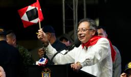 Presidente explica la bandera. / Foto: Presidencia.