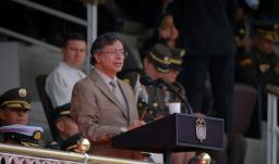 El primer mandatario también denunció que el grupo armado, en manos de Iván Mordisco, estaría involucrado en narcotráfico y minería ilegal en zonas estratégicas de la Amazonía.