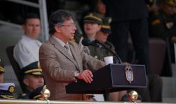 El primer mandatario denunció vínculos entre disidencias de Iván Mordisco, narcotráfico y extrema derecha, y afirmó que menores son usados como combatientes en negocios ilegales con coltán.