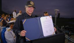 Colombia firma histórico acuerdo con Suecia para adquirir 17 aviones de combate Gripen