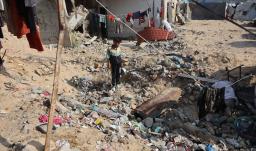 Un niño palestino observa un misil sin detonar en el barrio de Al-Rimal, en la ciudad de Gaza.