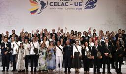 Los jefes de Estado y representantes posan para la foto de familia antes de la Cumbre CELAC UE en Santa Marta, Colombia.