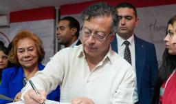 Presidente Petro firmando el compromiso de la ayuda humanitaria para Gaza en El Cairo, Egipto