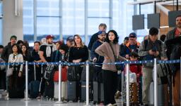 La gente espera en la fila del control de seguridad del Aeropuerto Intercontinental George Bush en Houston, Texas, por consecuencias del cierre administrativo del gobierno Trump.
