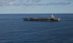 El portaaviones más grande del mundo, el USS Gerald R. Ford, navega por el mar del Norte durante el ejercicio Neptune Strike 2025 de la OTAN, dirigiéndose al Caribe.