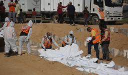Trabajadores sanitarios y civiles se preparan para enterrar a palestinos en un cementerio de Jan Yunis, en el sur de la Franja de Gaza.