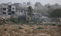 Vista general de un bloque de hormigón que marca la «línea amarilla» trazada por el ejército israelí en Bureij, en el centro de la Franja de Gaza.